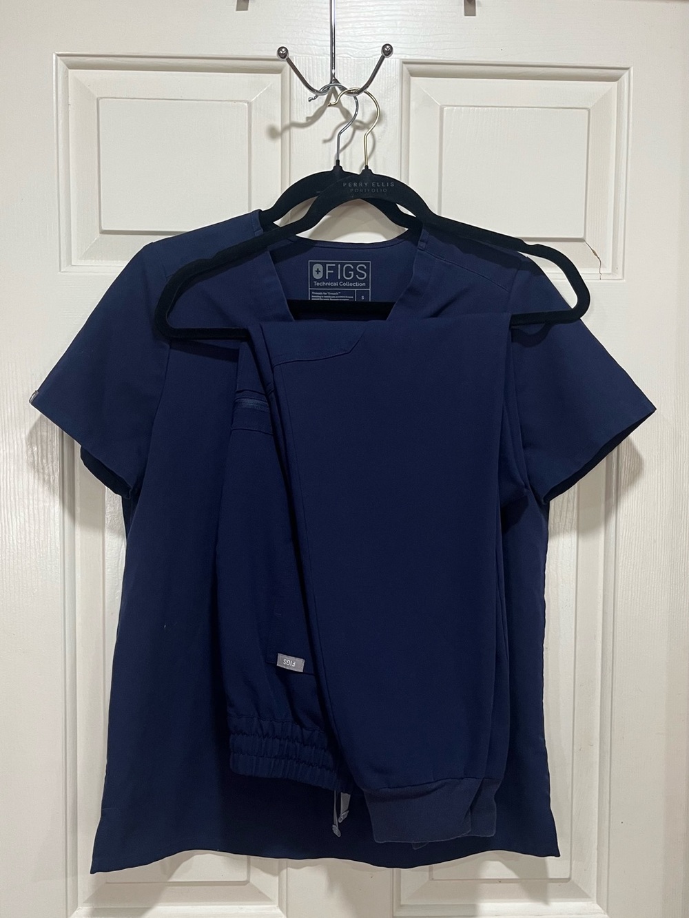 FIGS Navy Catarina Scrub Top & Uman relaxed joggers in size SMALL